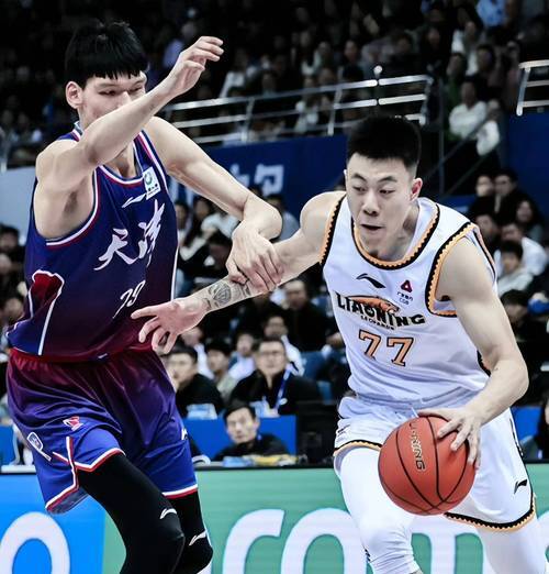 包含鬣狗队大胜对手，成功晋级下一轮季后赛的词条